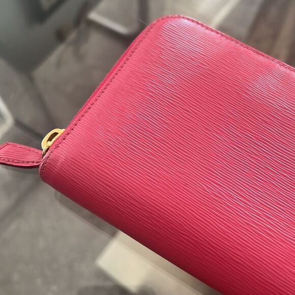 Prada Zip-Around Wallet in Pink Leather, Pristine - Picture 6 of 13